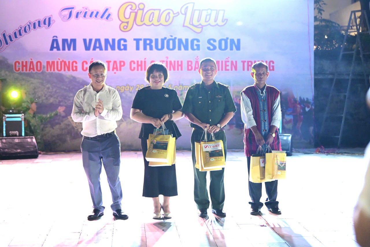 Đoàn các tạp chí văn nghệ Bắc miền Trung trao tặng các suất quà đến Đồn Biên phòng Cửa khẩu quốc tế Lao Bảo, UBND thị trấn Lao Bảo và CLB cồng chiêng thị trấn Lao Bảo.